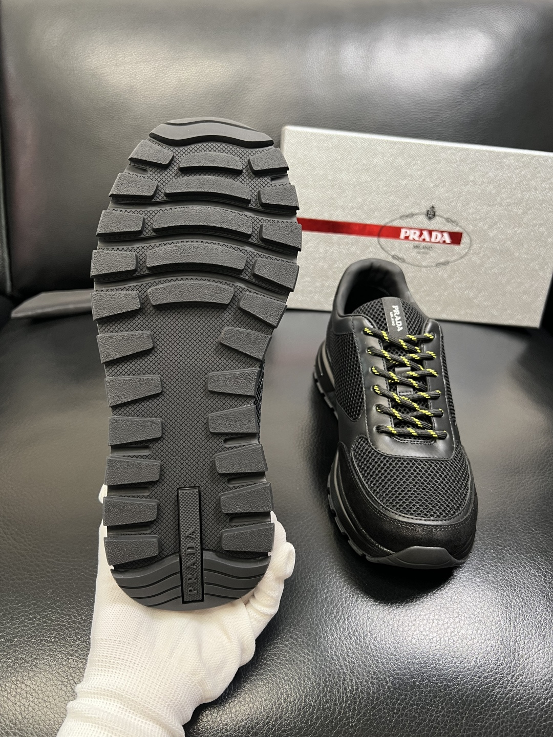 PRADA 高品质 顶级工艺品 普拉达 专柜同步 原厂配置，意大利进口原版牛皮面料，透气舒适进口水染牛里