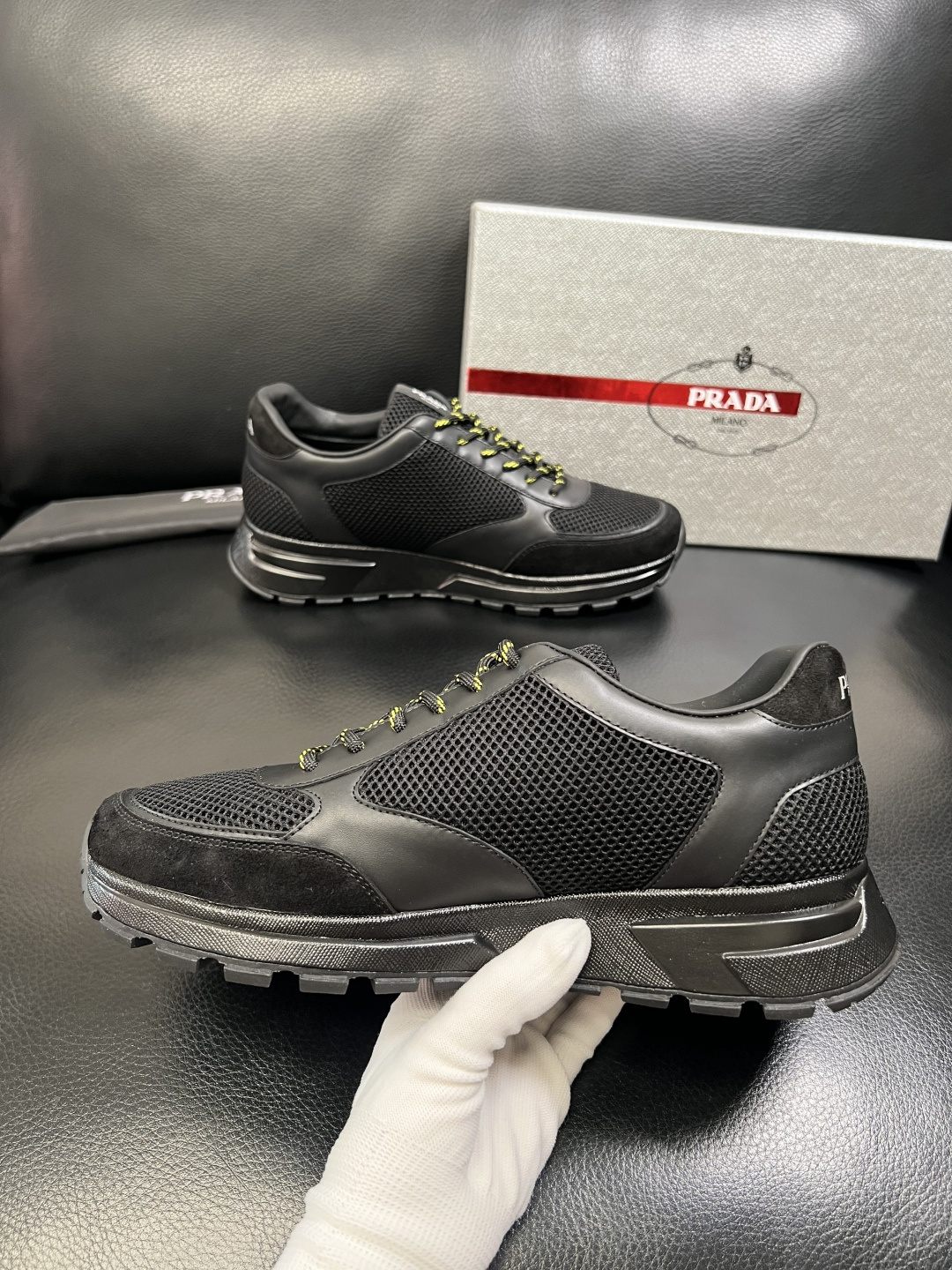 PRADA 高品质 顶级工艺品 普拉达 专柜同步 原厂配置，意大利进口原版牛皮面料，透气舒适进口水染牛里