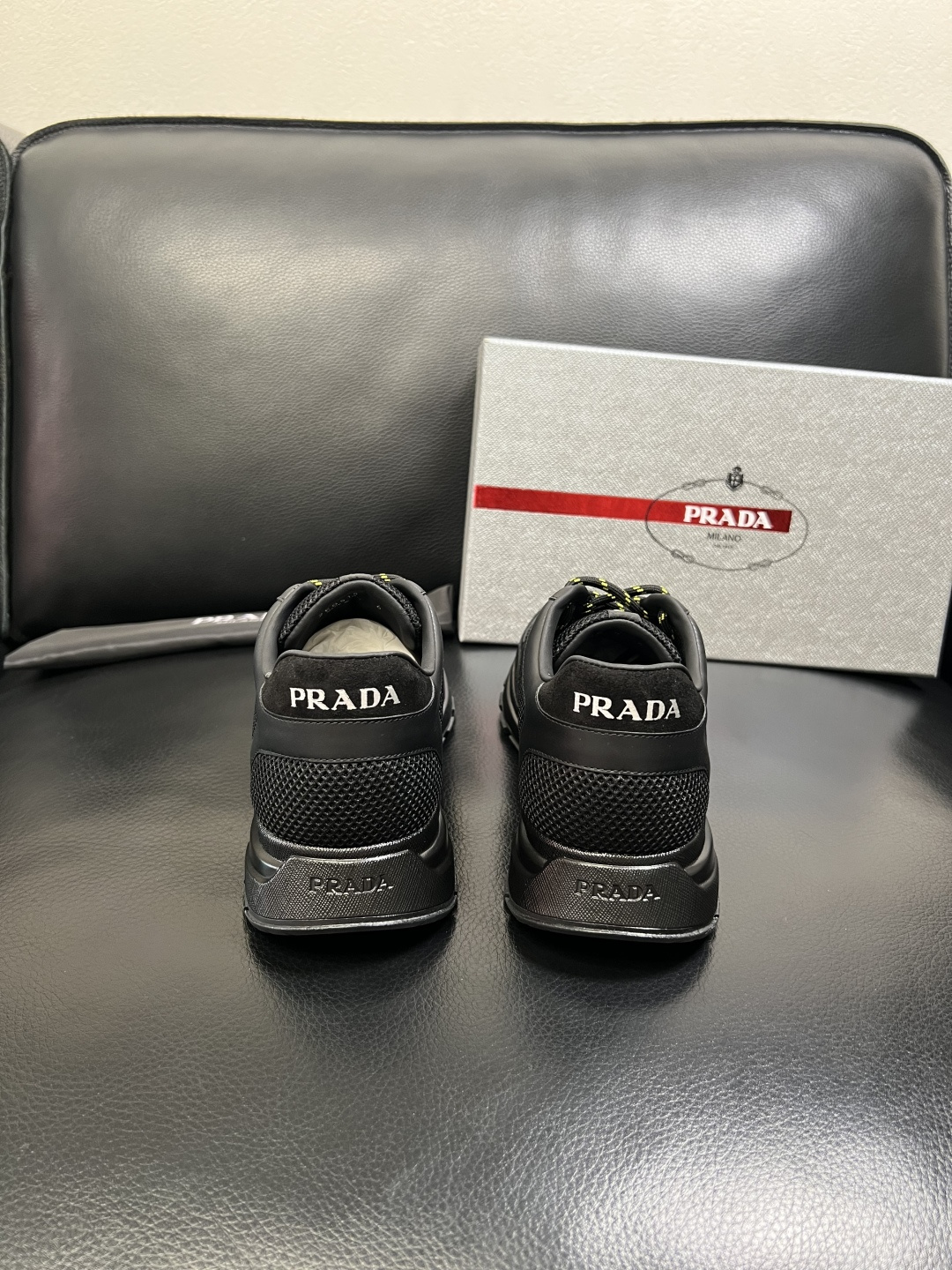 PRADA 高品质 顶级工艺品 普拉达 专柜同步 原厂配置，意大利进口原版牛皮面料，透气舒适进口水染牛里