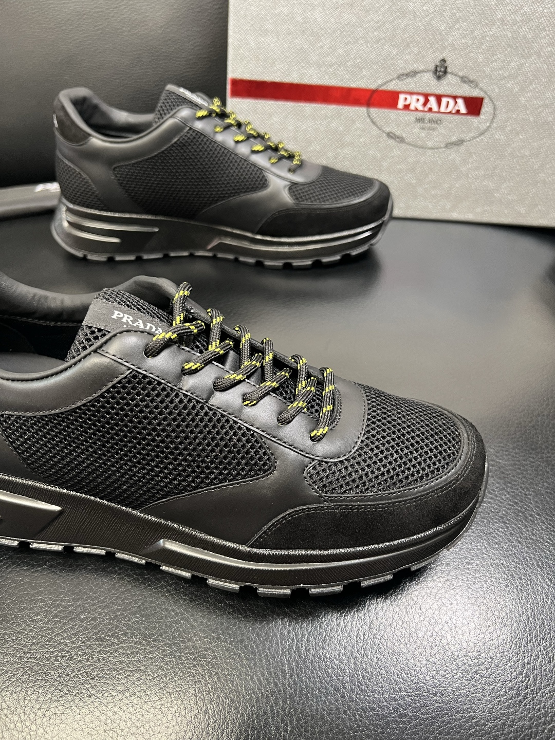 PRADA 高品质 顶级工艺品 普拉达 专柜同步 原厂配置，意大利进口原版牛皮面料，透气舒适进口水染牛里