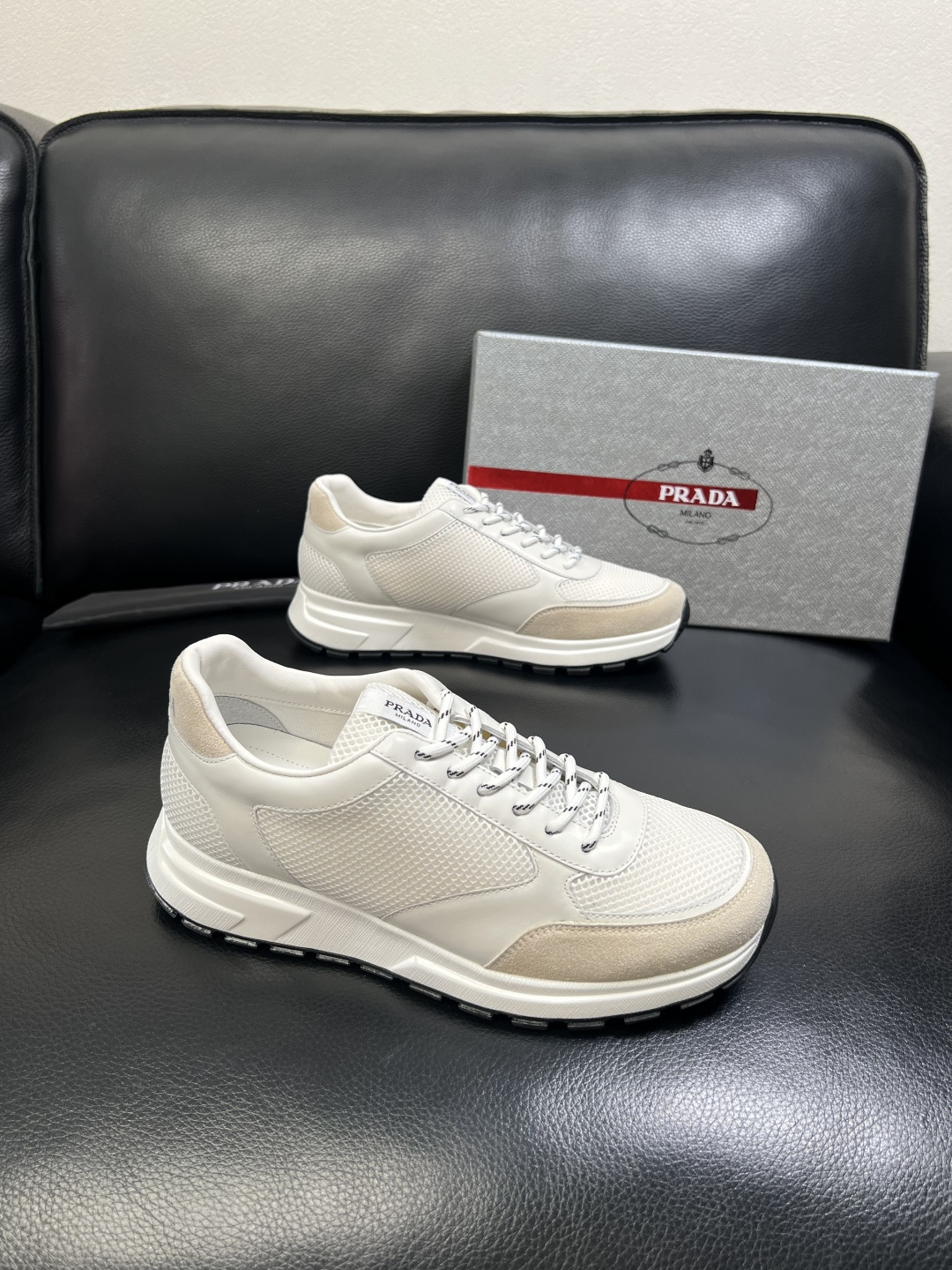 PRADA 高品质 顶级工艺品 普拉达 专柜同步 原厂配置，意大利进口原版牛皮面料，透气舒适进口水染牛里