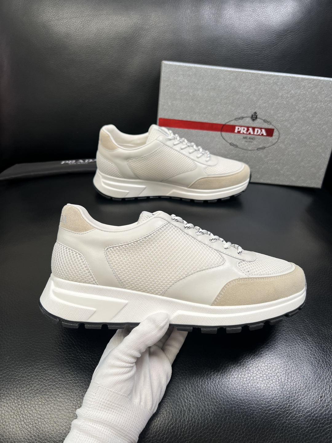 PRADA 高品质 顶级工艺品 普拉达 专柜同步 原厂配置，意大利进口原版牛皮面料，透气舒适进口水染牛里