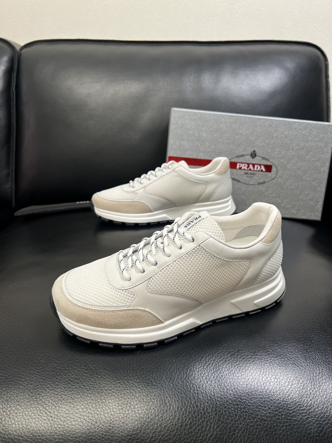 PRADA 高品质 顶级工艺品 普拉达 专柜同步 原厂配置，意大利进口原版牛皮面料，透气舒适进口水染牛里