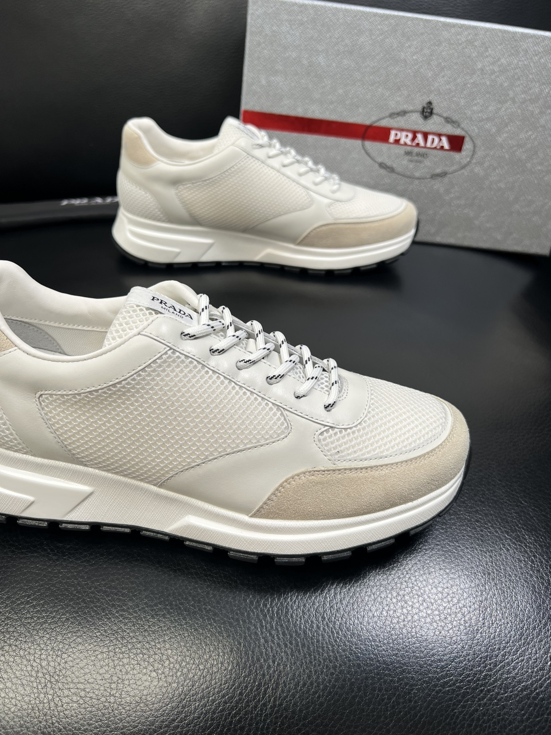 PRADA 高品质 顶级工艺品 普拉达 专柜同步 原厂配置，意大利进口原版牛皮面料，透气舒适进口水染牛里