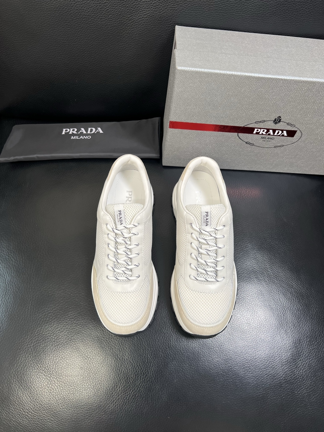 PRADA 高品质 顶级工艺品 普拉达 专柜同步 原厂配置，意大利进口原版牛皮面料，透气舒适进口水染牛里