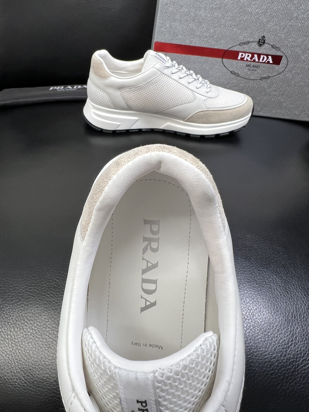 PRADA 高品质 顶级工艺品 普拉达 专柜同步 原厂配置，意大利进口原版牛皮面料，透气舒适进口水染牛里