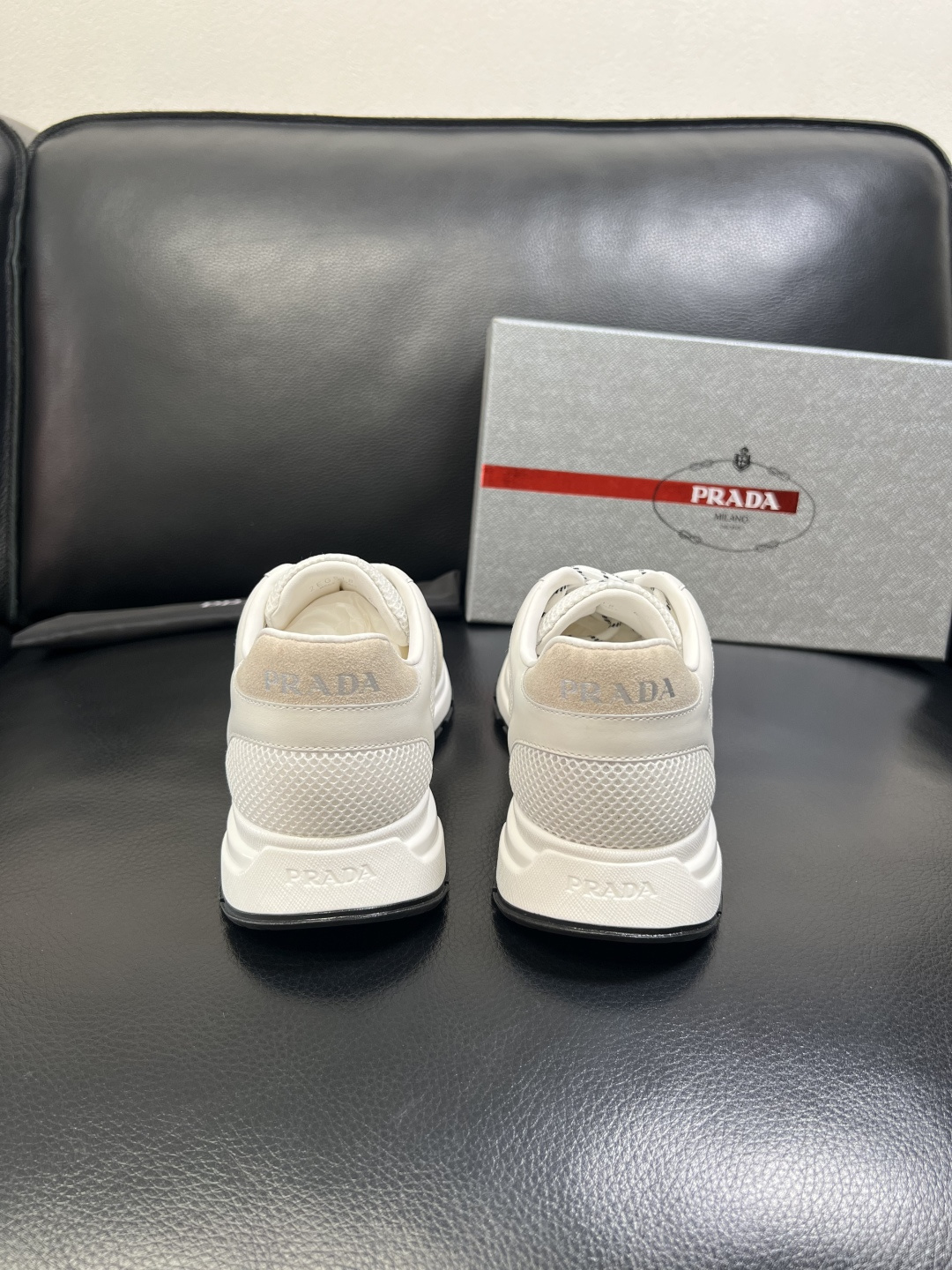 PRADA 高品质 顶级工艺品 普拉达 专柜同步 原厂配置，意大利进口原版牛皮面料，透气舒适进口水染牛里