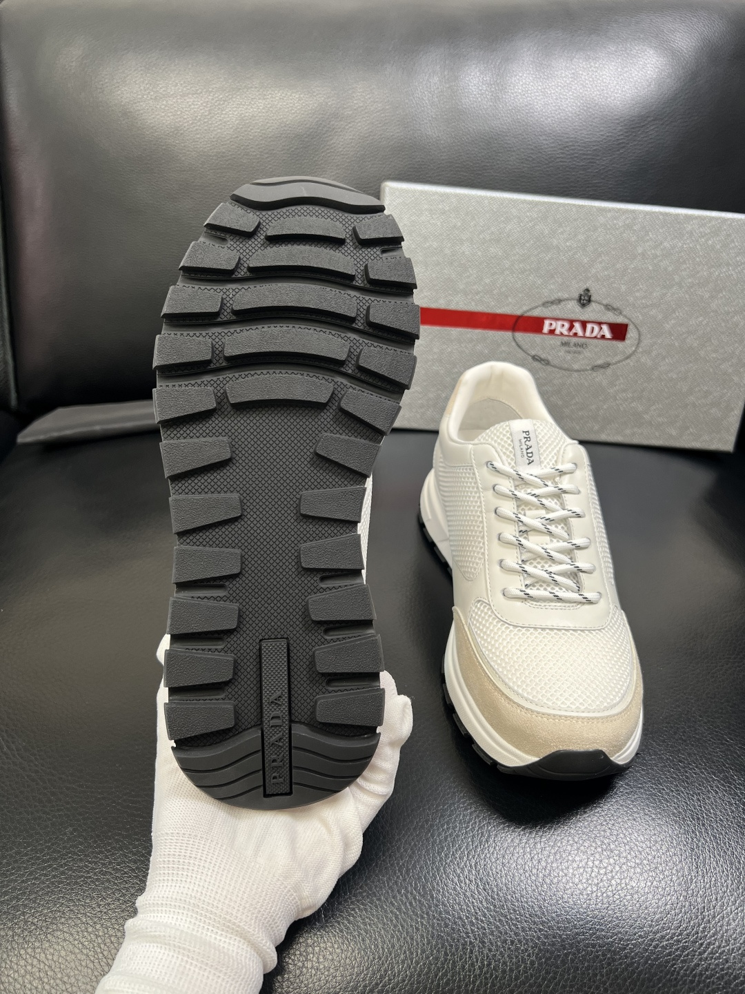 PRADA 高品质 顶级工艺品 普拉达 专柜同步 原厂配置，意大利进口原版牛皮面料，透气舒适进口水染牛里