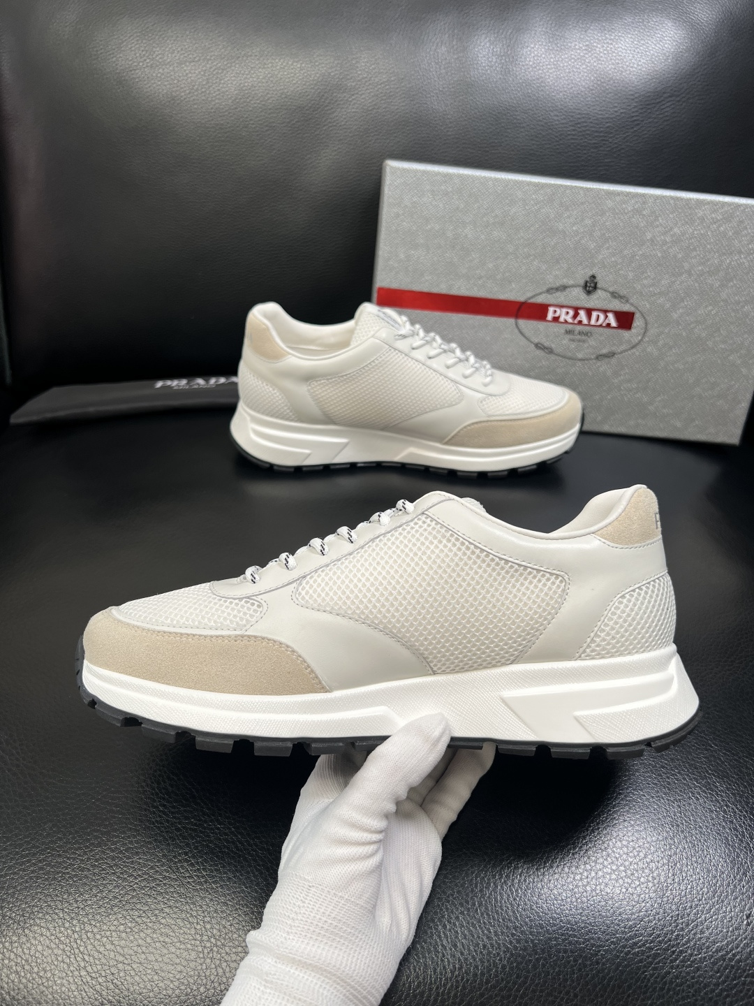 PRADA 高品质 顶级工艺品 普拉达 专柜同步 原厂配置，意大利进口原版牛皮面料，透气舒适进口水染牛里