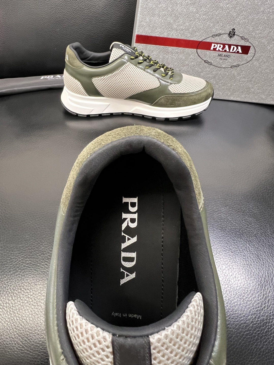 PRADA 高品质 顶级工艺品 普拉达 专柜同步 原厂配置，意大利进口原版牛皮面料，透气舒适进口水染牛里