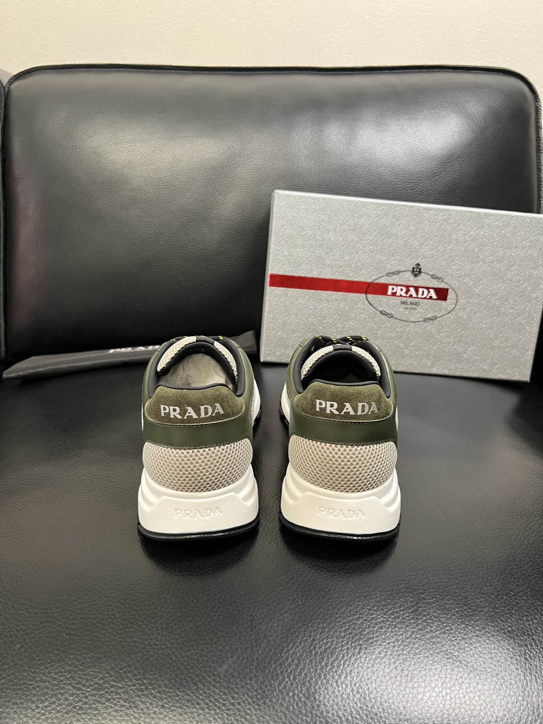 PRADA 高品质 顶级工艺品 普拉达 专柜同步 原厂配置，意大利进口原版牛皮面料，透气舒适进口水染牛里