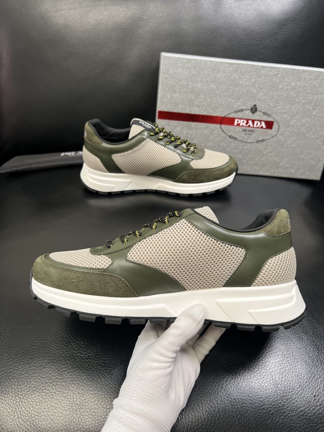 PRADA 高品质 顶级工艺品 普拉达 专柜同步 原厂配置，意大利进口原版牛皮面料，透气舒适进口水染牛里