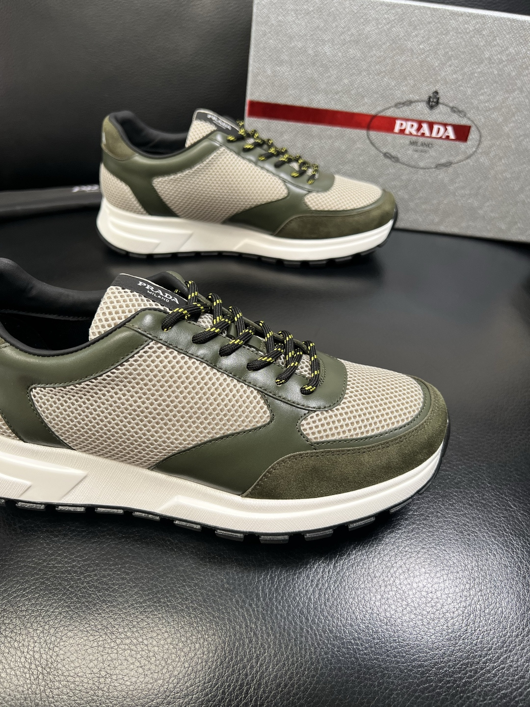 PRADA 高品质 顶级工艺品 普拉达 专柜同步 原厂配置，意大利进口原版牛皮面料，透气舒适进口水染牛里