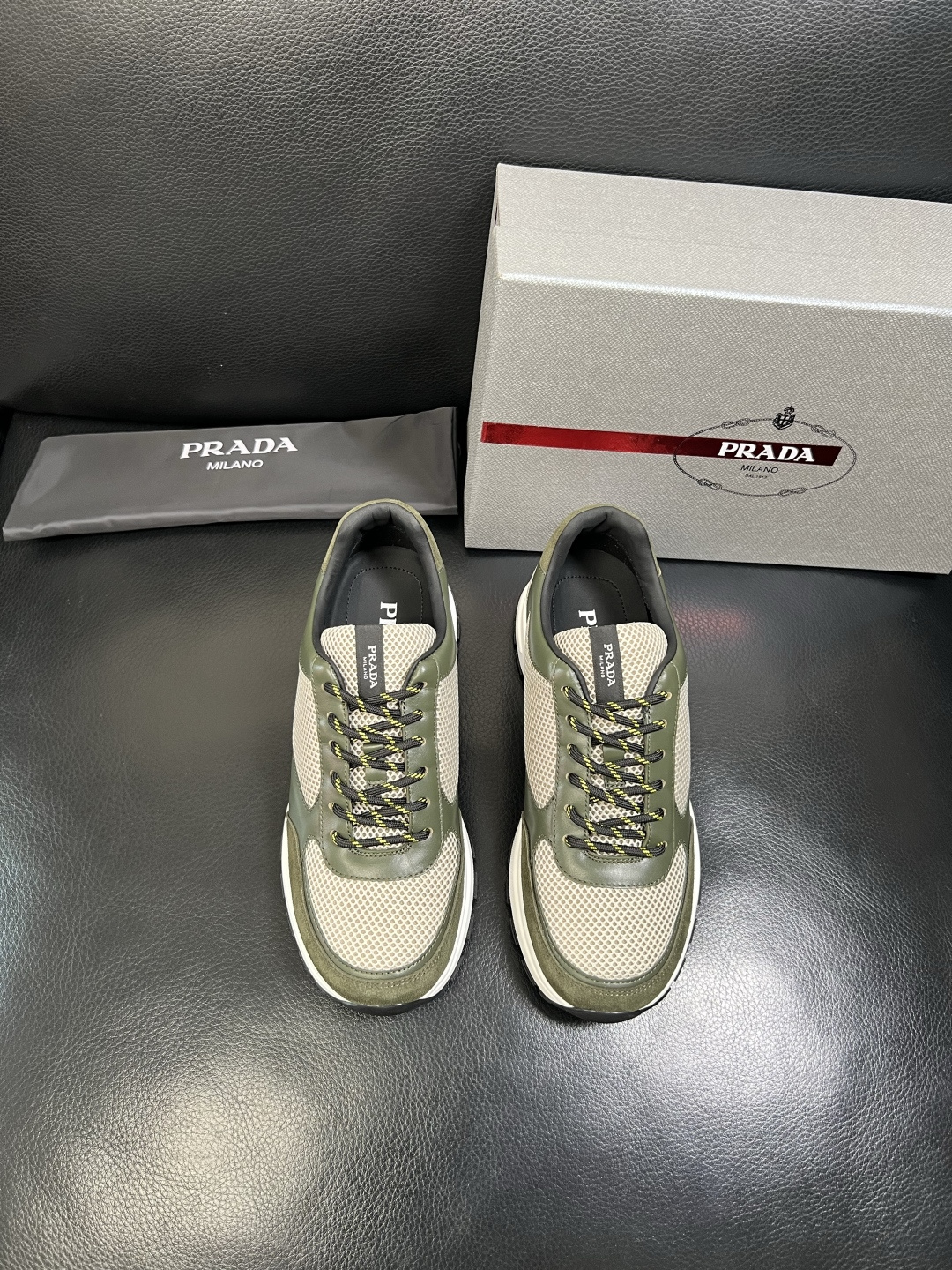 PRADA 高品质 顶级工艺品 普拉达 专柜同步 原厂配置，意大利进口原版牛皮面料，透气舒适进口水染牛里