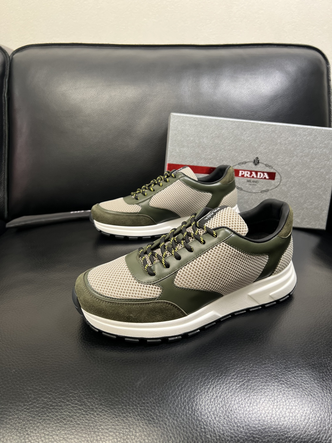 PRADA 高品质 顶级工艺品 普拉达 专柜同步 原厂配置，意大利进口原版牛皮面料，透气舒适进口水染牛里