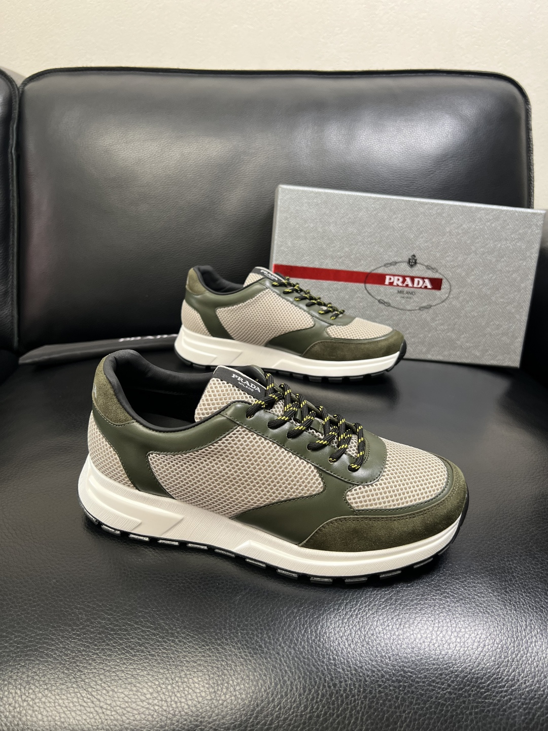 PRADA 高品质 顶级工艺品 普拉达 专柜同步 原厂配置，意大利进口原版牛皮面料，透气舒适进口水染牛里