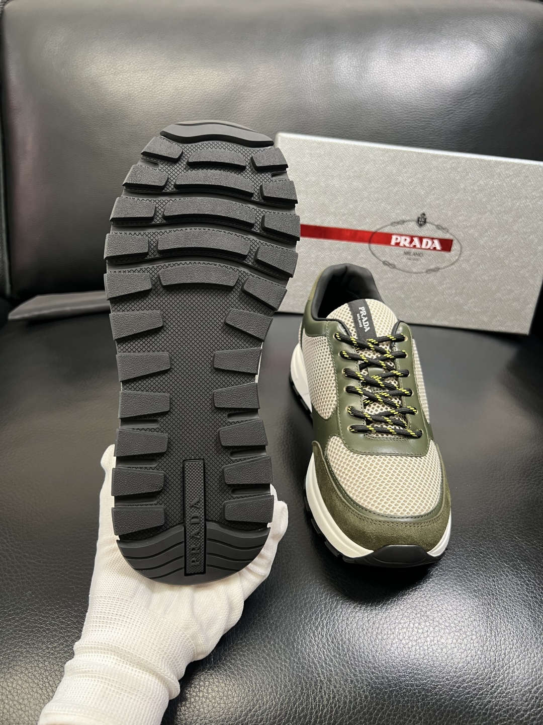 PRADA 高品质 顶级工艺品 普拉达 专柜同步 原厂配置，意大利进口原版牛皮面料，透气舒适进口水染牛里