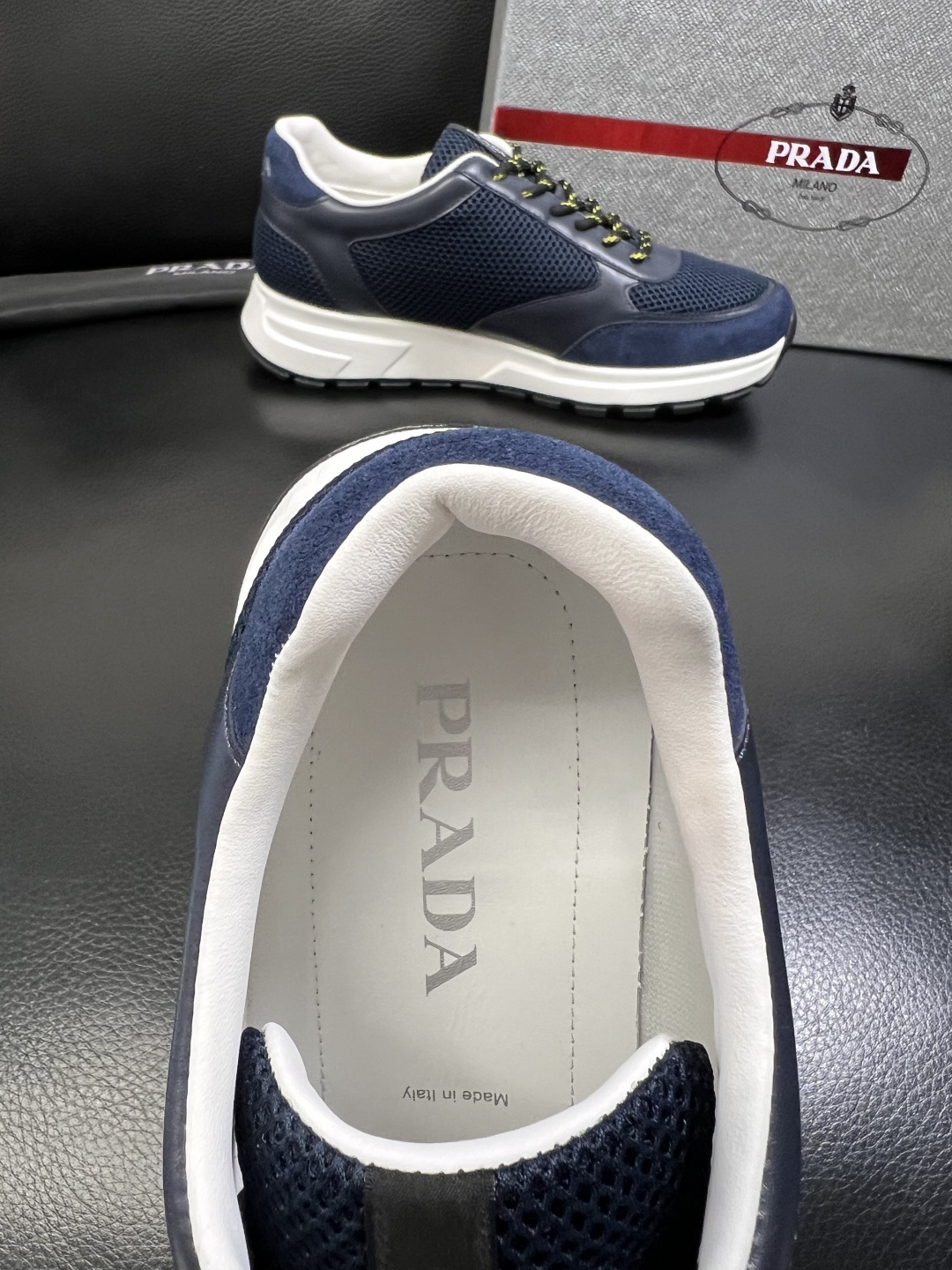 PRADA 高品质 顶级工艺品 普拉达 专柜同步 原厂配置，意大利进口原版牛皮面料，透气舒适进口水染牛里