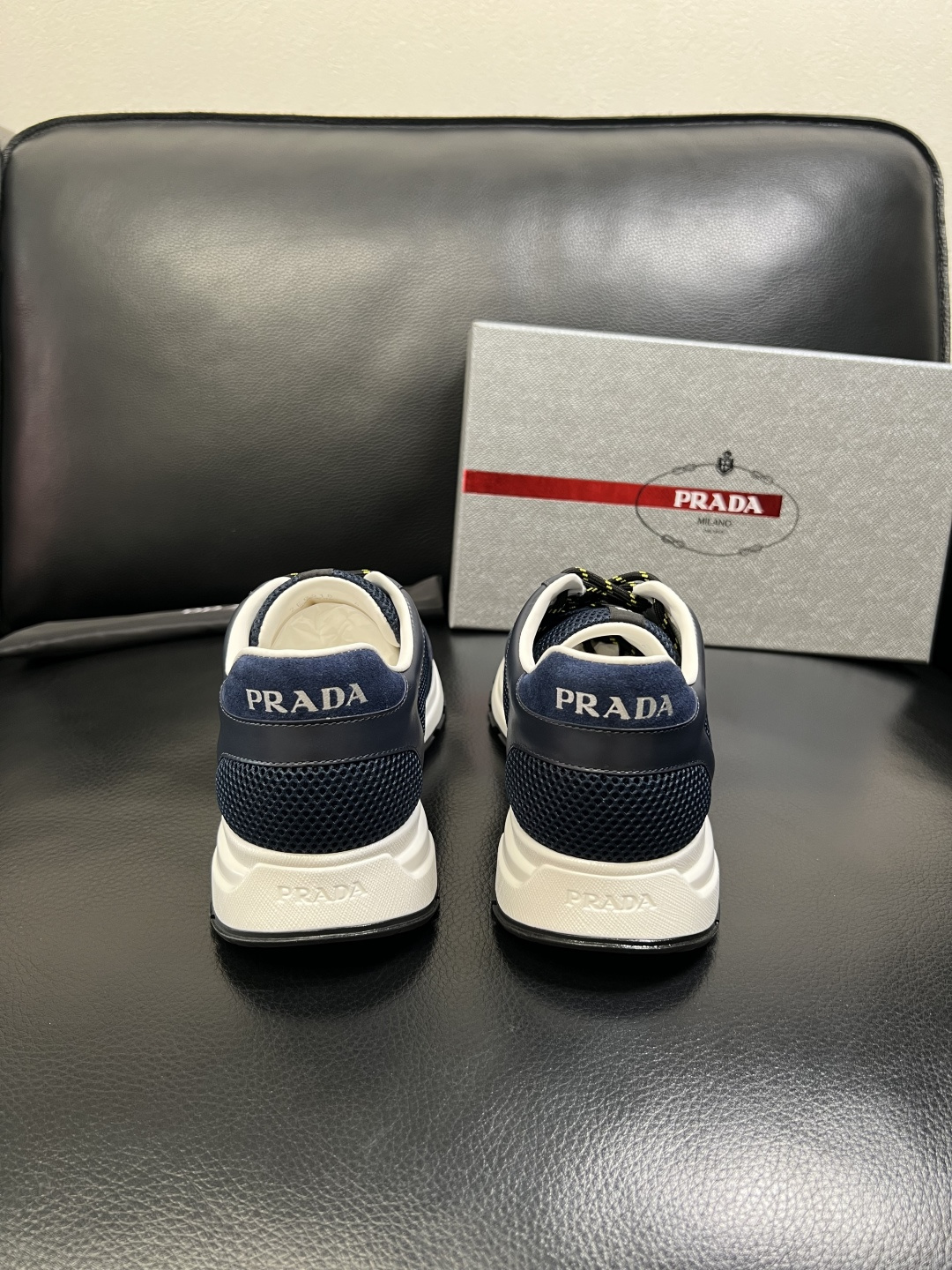 PRADA 高品质 顶级工艺品 普拉达 专柜同步 原厂配置，意大利进口原版牛皮面料，透气舒适进口水染牛里