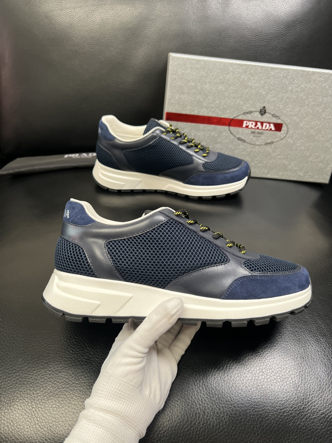 PRADA 高品质 顶级工艺品 普拉达 专柜同步 原厂配置，意大利进口原版牛皮面料，透气舒适进口水染牛里