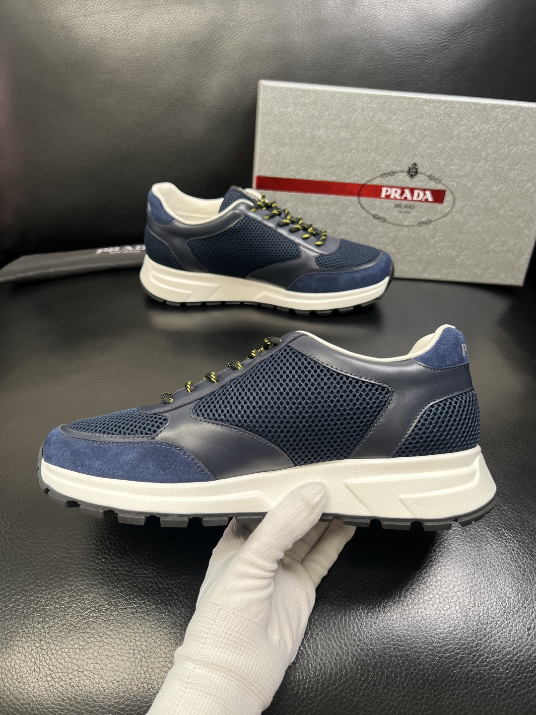 PRADA 高品质 顶级工艺品 普拉达 专柜同步 原厂配置，意大利进口原版牛皮面料，透气舒适进口水染牛里