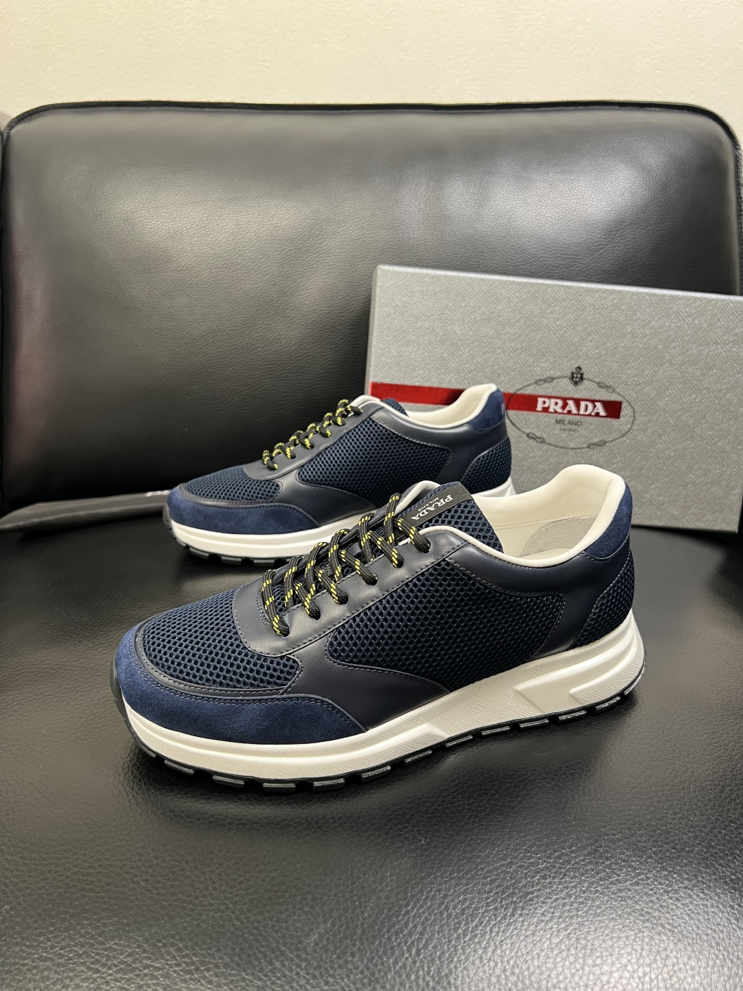 PRADA 高品质 顶级工艺品 普拉达 专柜同步 原厂配置，意大利进口原版牛皮面料，透气舒适进口水染牛里