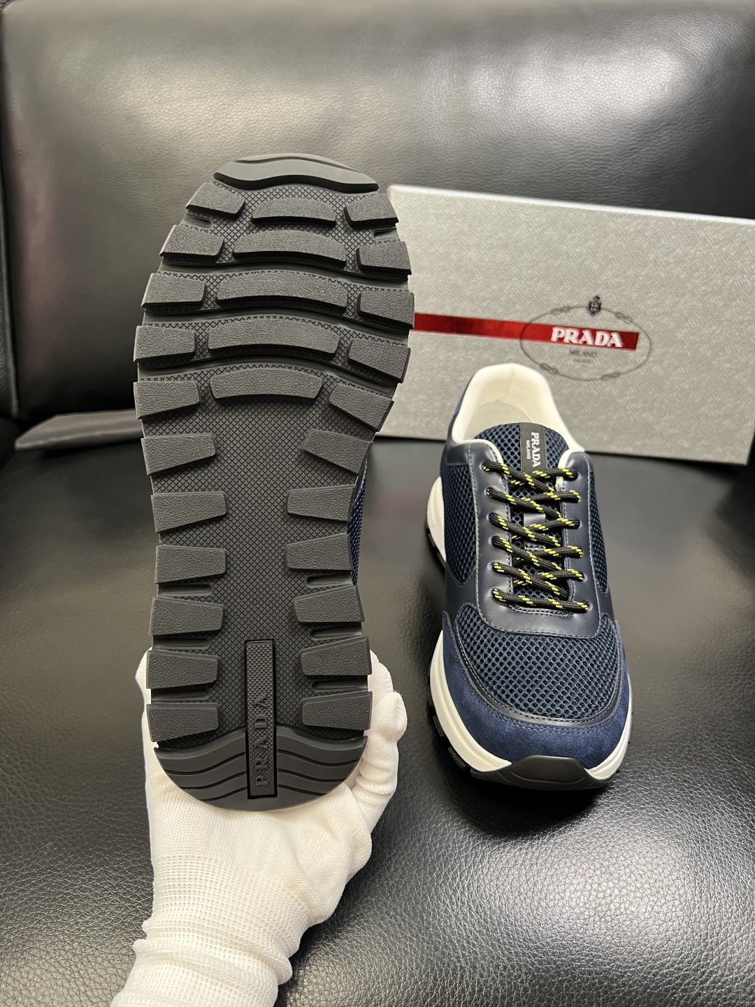 PRADA 高品质 顶级工艺品 普拉达 专柜同步 原厂配置，意大利进口原版牛皮面料，透气舒适进口水染牛里