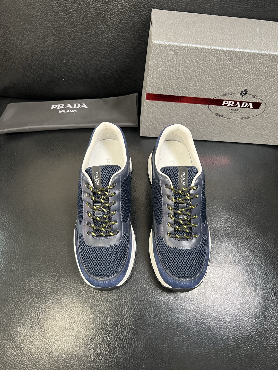 PRADA 高品质 顶级工艺品 普拉达 专柜同步 原厂配置，意大利进口原版牛皮面料，透气舒适进口水染牛里