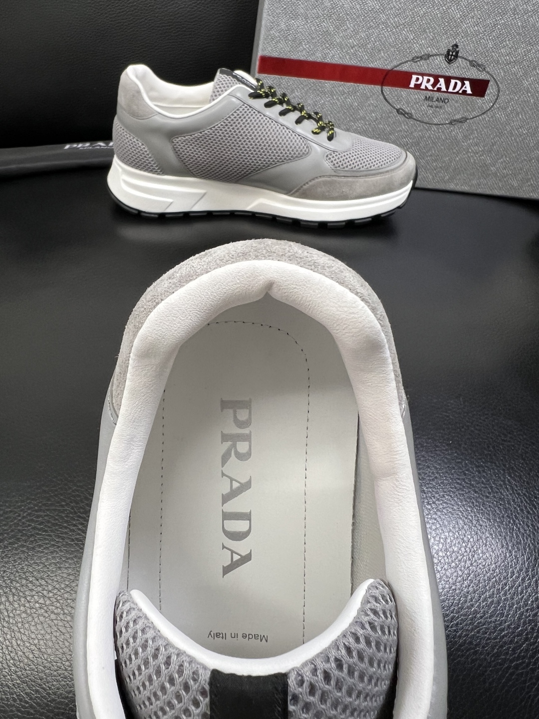 PRADA 高品质 顶级工艺品 普拉达 专柜同步 原厂配置，意大利进口原版牛皮面料，透气舒适进口水染牛里