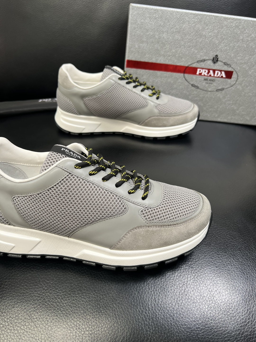 PRADA 高品质 顶级工艺品 普拉达 专柜同步 原厂配置，意大利进口原版牛皮面料，透气舒适进口水染牛里