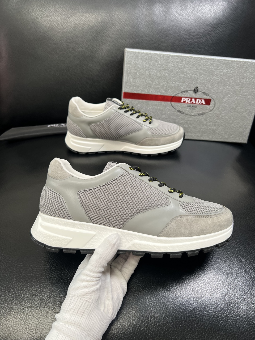 PRADA 高品质 顶级工艺品 普拉达 专柜同步 原厂配置，意大利进口原版牛皮面料，透气舒适进口水染牛里