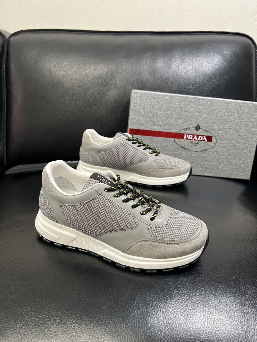 PRADA 高品质 顶级工艺品 普拉达 专柜同步 原厂配置，意大利进口原版牛皮面料，透气舒适进口水染牛里