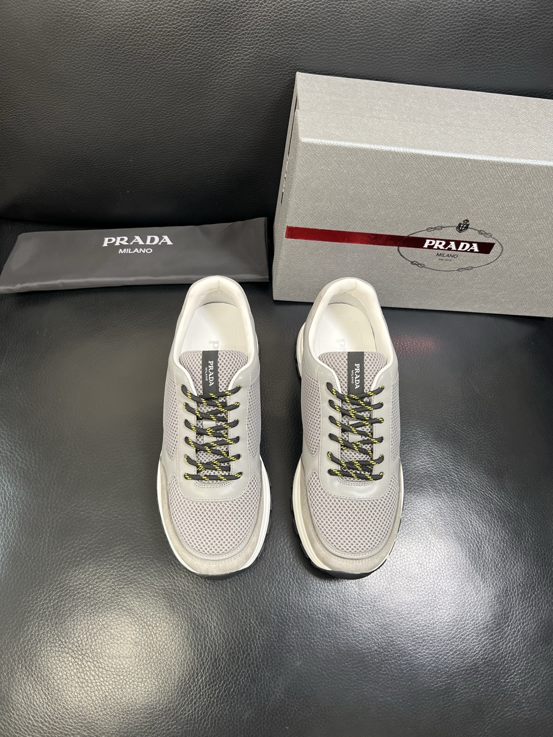 PRADA 高品质 顶级工艺品 普拉达 专柜同步 原厂配置，意大利进口原版牛皮面料，透气舒适进口水染牛里