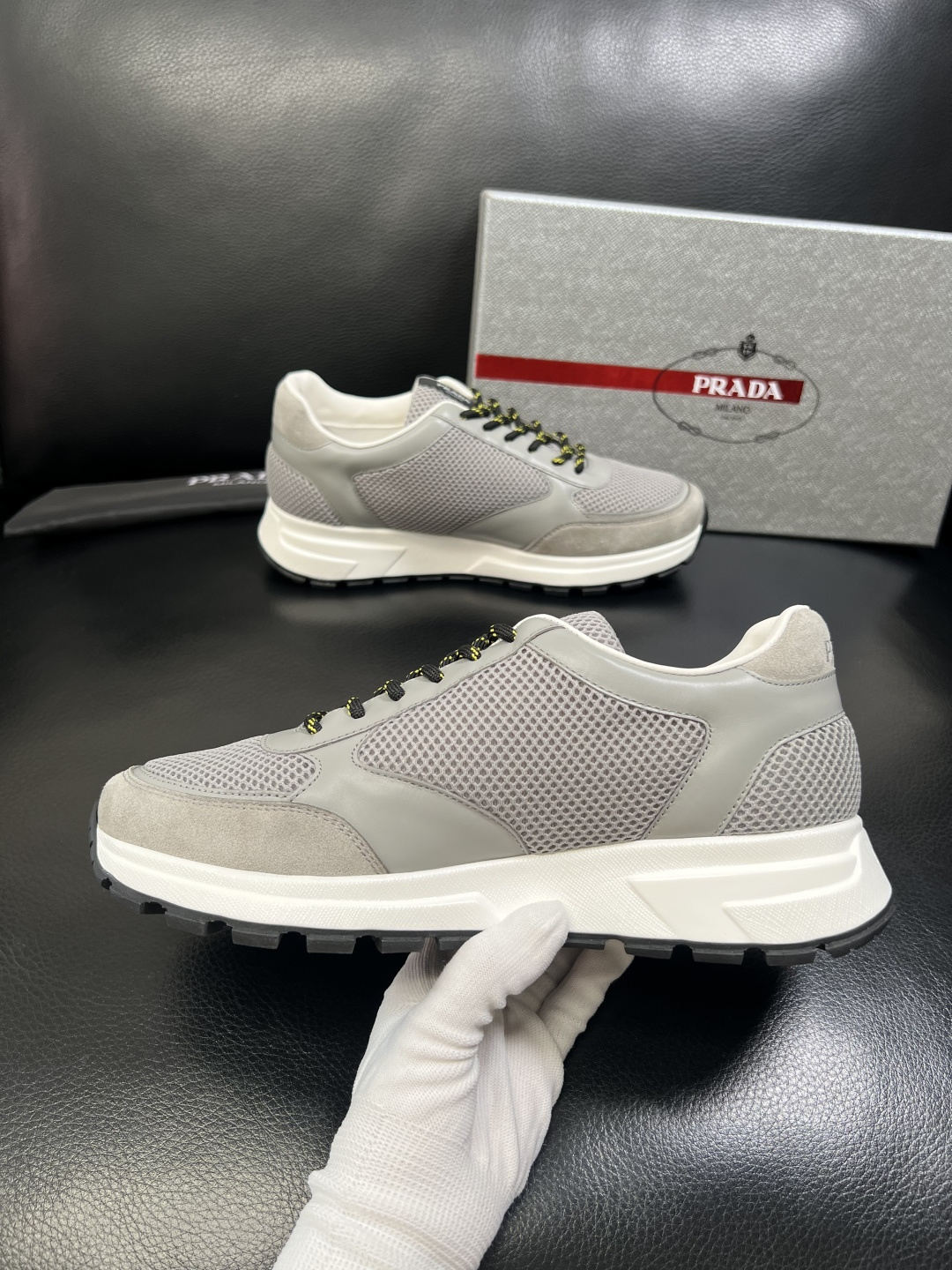 PRADA 高品质 顶级工艺品 普拉达 专柜同步 原厂配置，意大利进口原版牛皮面料，透气舒适进口水染牛里