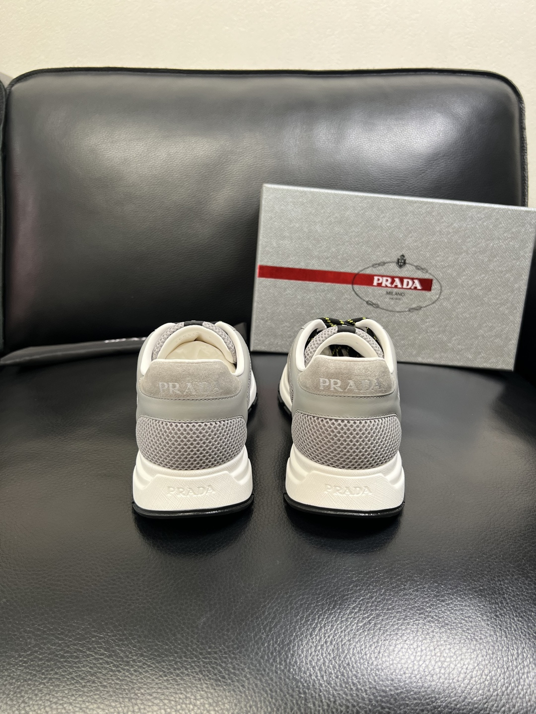 PRADA 高品质 顶级工艺品 普拉达 专柜同步 原厂配置，意大利进口原版牛皮面料，透气舒适进口水染牛里