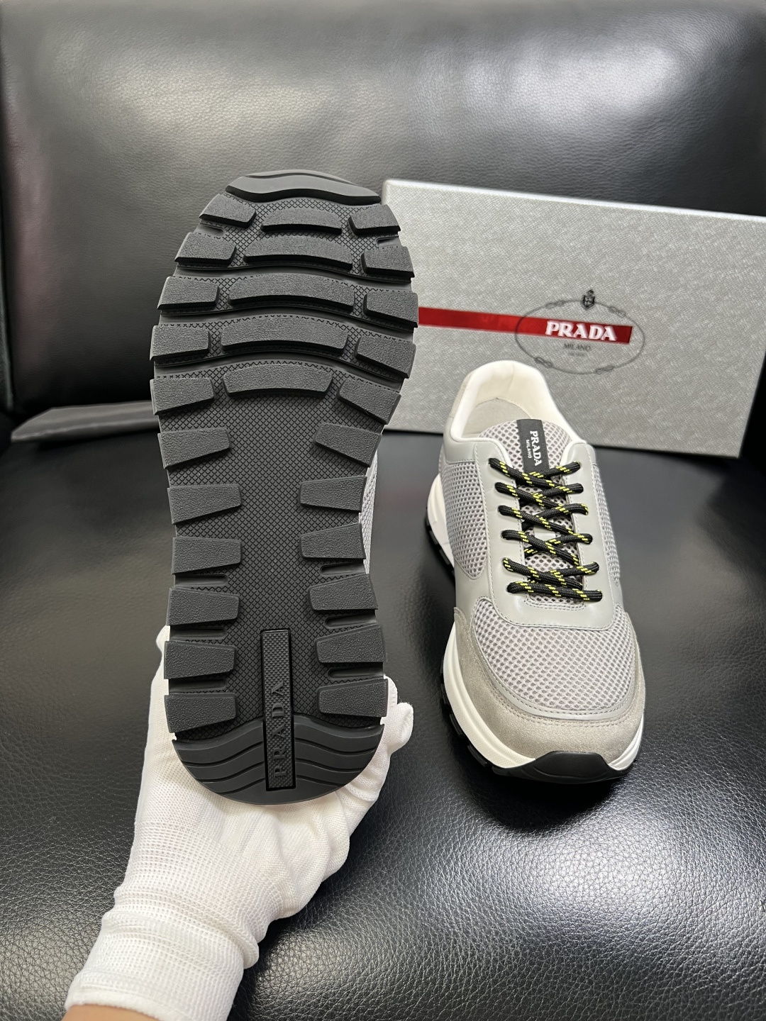 PRADA 高品质 顶级工艺品 普拉达 专柜同步 原厂配置，意大利进口原版牛皮面料，透气舒适进口水染牛里