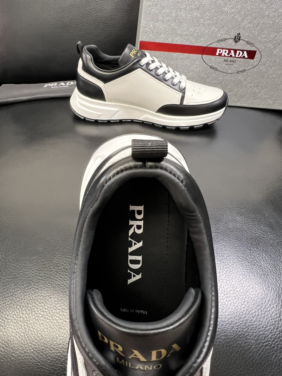PRADA 高品质 顶级工艺品 普拉达 专柜同步 原厂配置，意大利进口原版牛皮面料，透气舒适进口水染牛里
