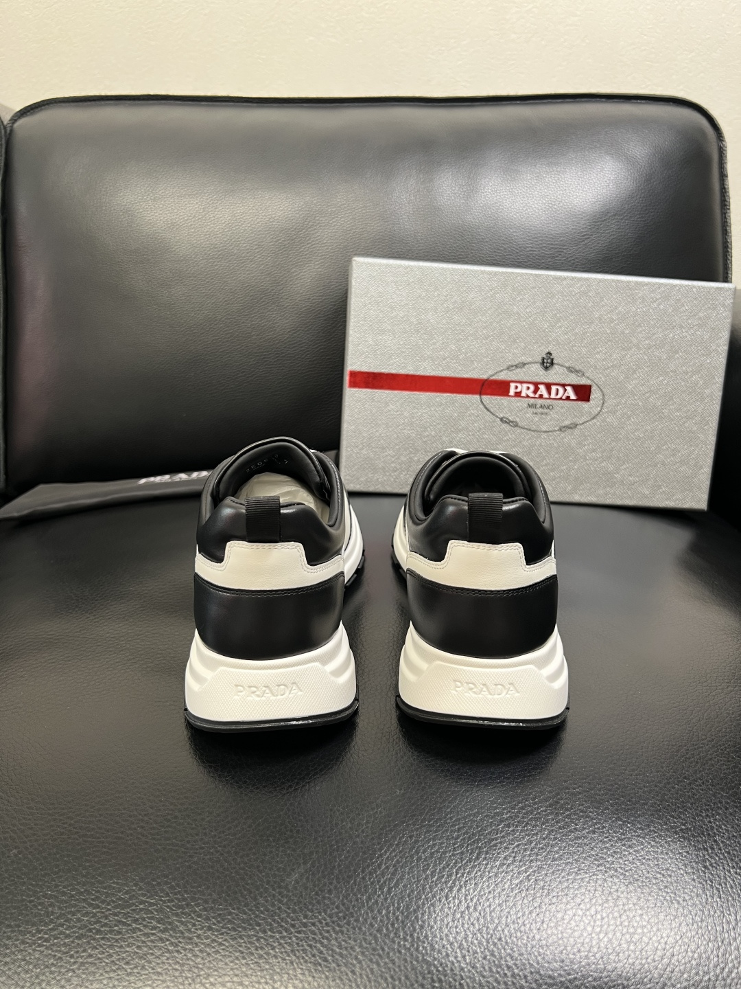 PRADA 高品质 顶级工艺品 普拉达 专柜同步 原厂配置，意大利进口原版牛皮面料，透气舒适进口水染牛里