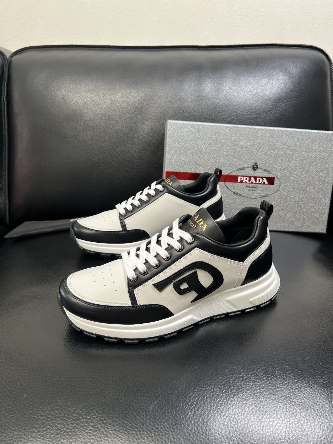 PRADA 高品质 顶级工艺品 普拉达 专柜同步 原厂配置，意大利进口原版牛皮面料，透气舒适进口水染牛里