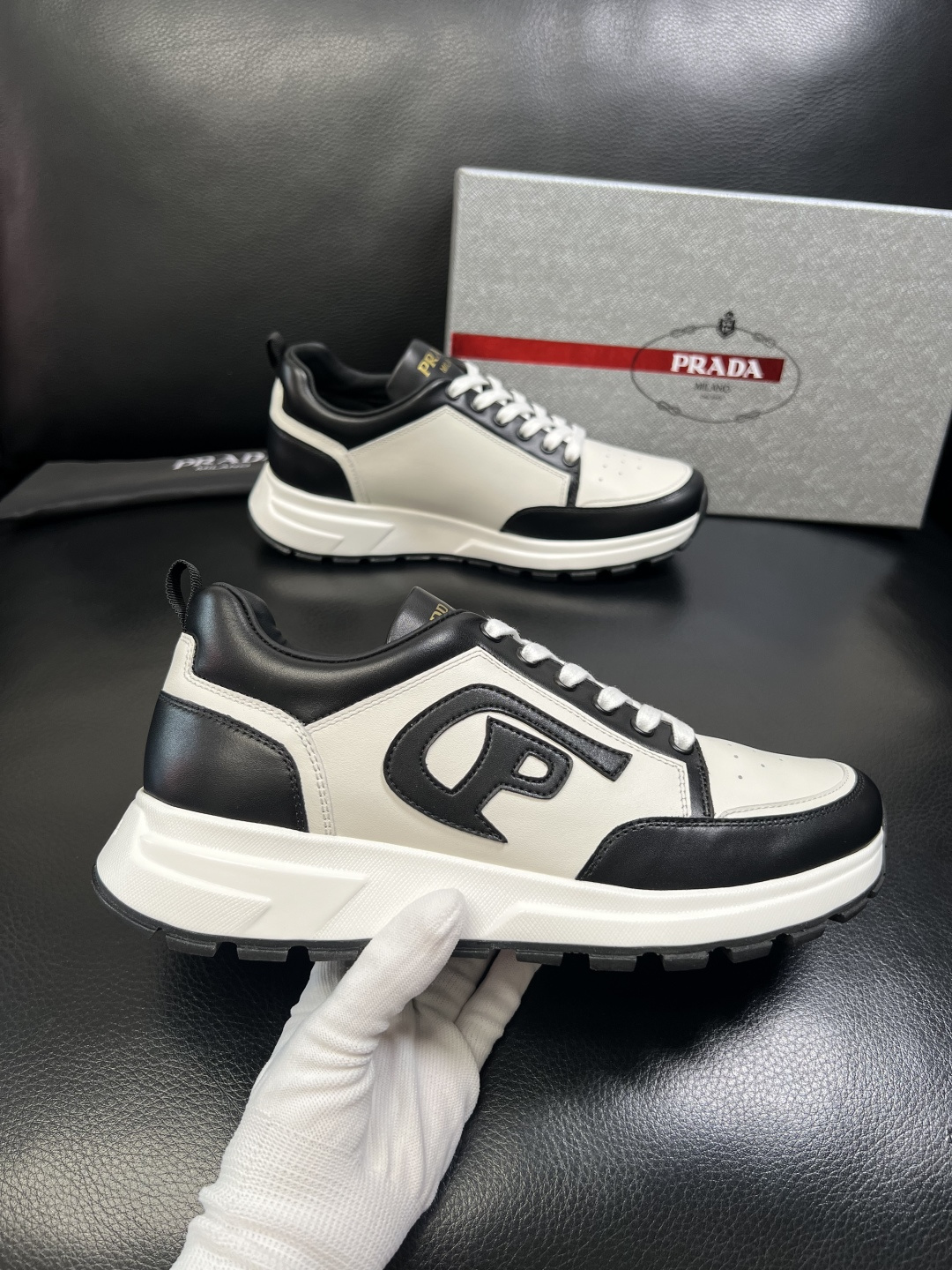 PRADA 高品质 顶级工艺品 普拉达 专柜同步 原厂配置，意大利进口原版牛皮面料，透气舒适进口水染牛里