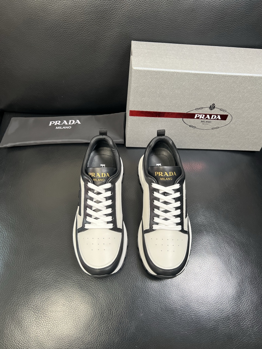 PRADA 高品质 顶级工艺品 普拉达 专柜同步 原厂配置，意大利进口原版牛皮面料，透气舒适进口水染牛里