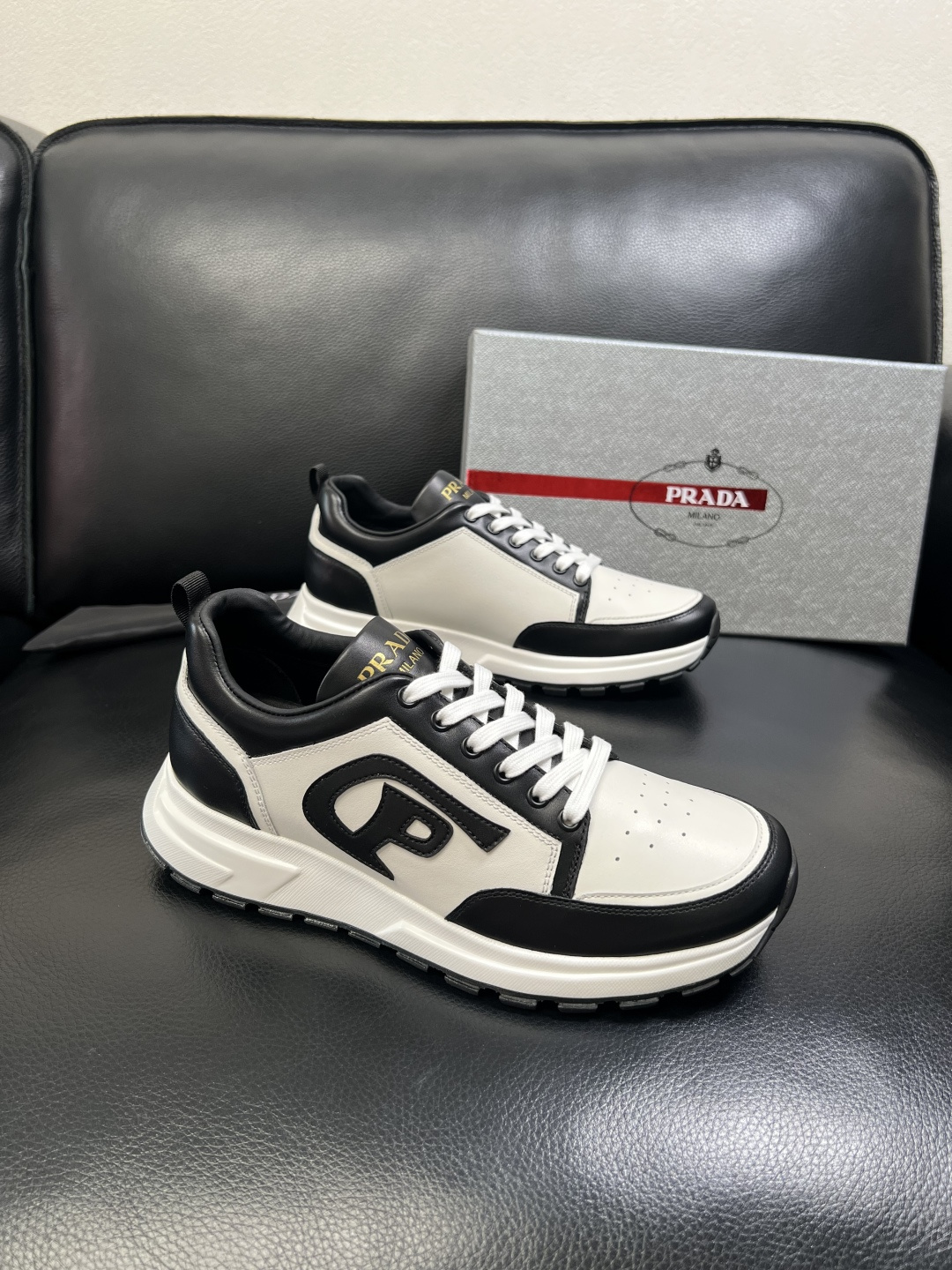 PRADA 高品质 顶级工艺品 普拉达 专柜同步 原厂配置，意大利进口原版牛皮面料，透气舒适进口水染牛里