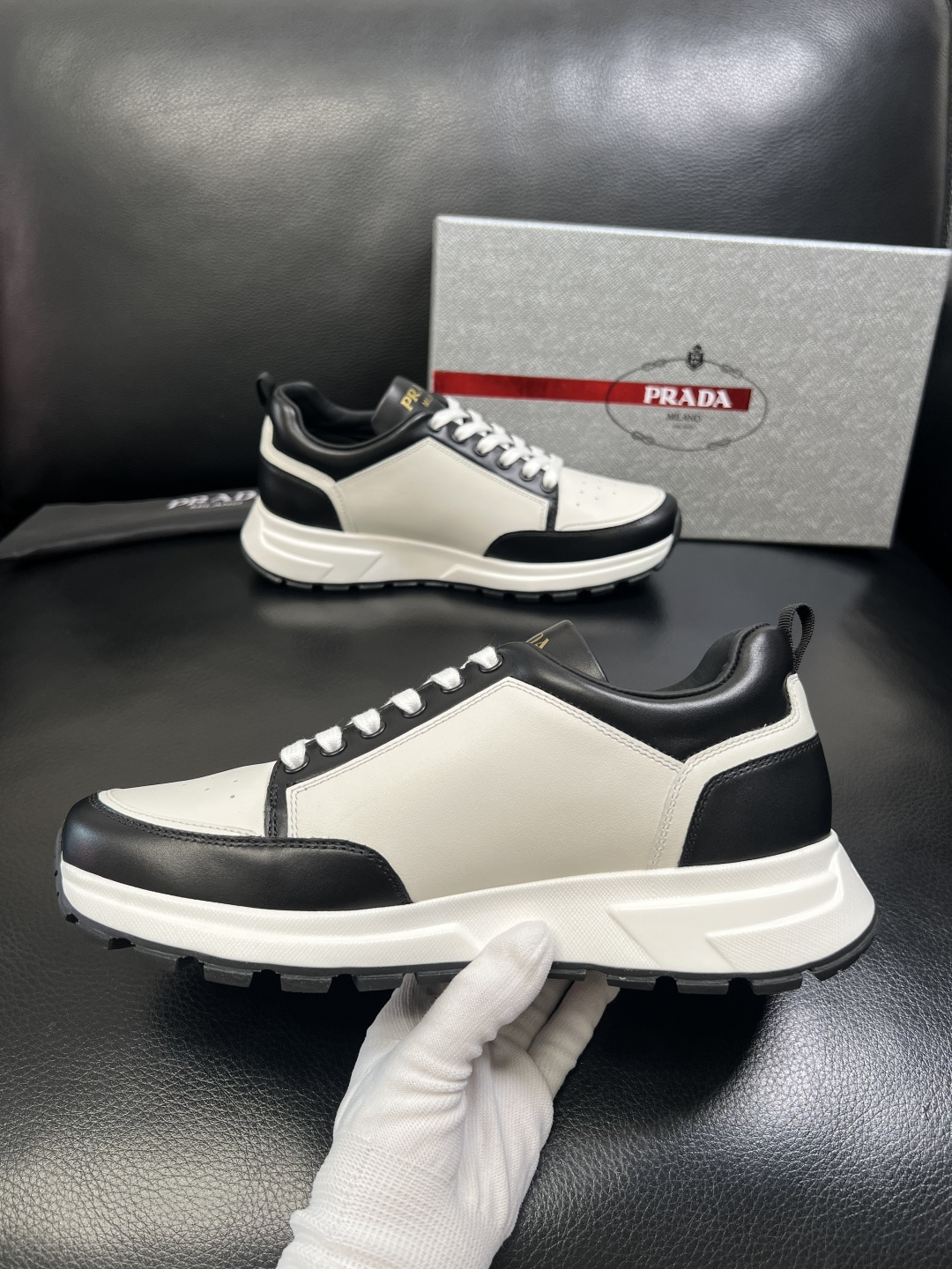 PRADA 高品质 顶级工艺品 普拉达 专柜同步 原厂配置，意大利进口原版牛皮面料，透气舒适进口水染牛里