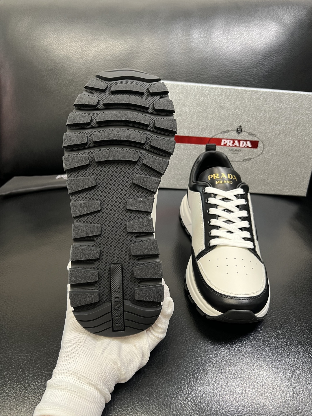 PRADA 高品质 顶级工艺品 普拉达 专柜同步 原厂配置，意大利进口原版牛皮面料，透气舒适进口水染牛里