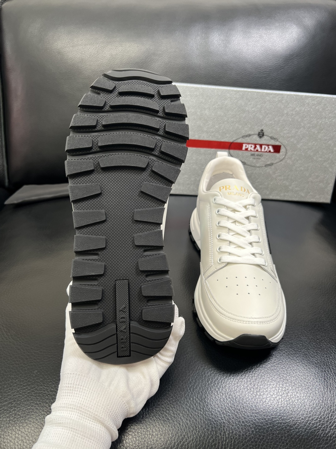 PRADA 高品质 顶级工艺品 普拉达 专柜同步 原厂配置，意大利进口原版牛皮面料，透气舒适进口水染牛里