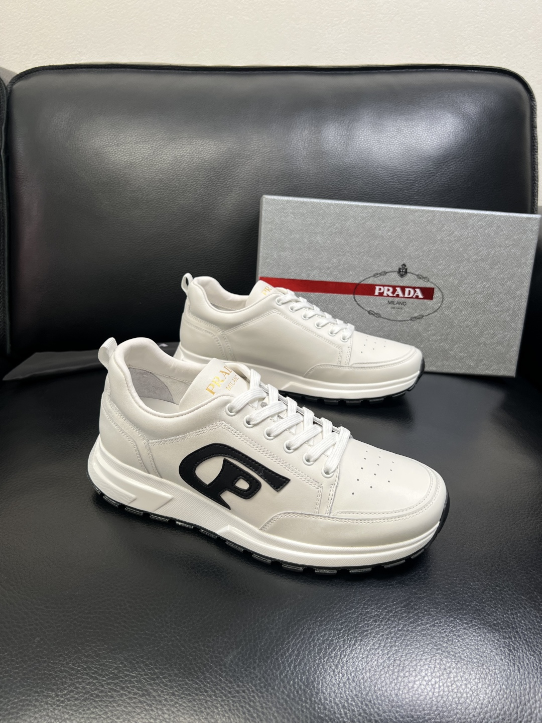 PRADA 高品质 顶级工艺品 普拉达 专柜同步 原厂配置，意大利进口原版牛皮面料，透气舒适进口水染牛里