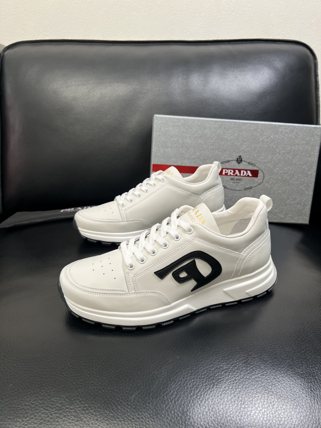 PRADA 高品质 顶级工艺品 普拉达 专柜同步 原厂配置，意大利进口原版牛皮面料，透气舒适进口水染牛里