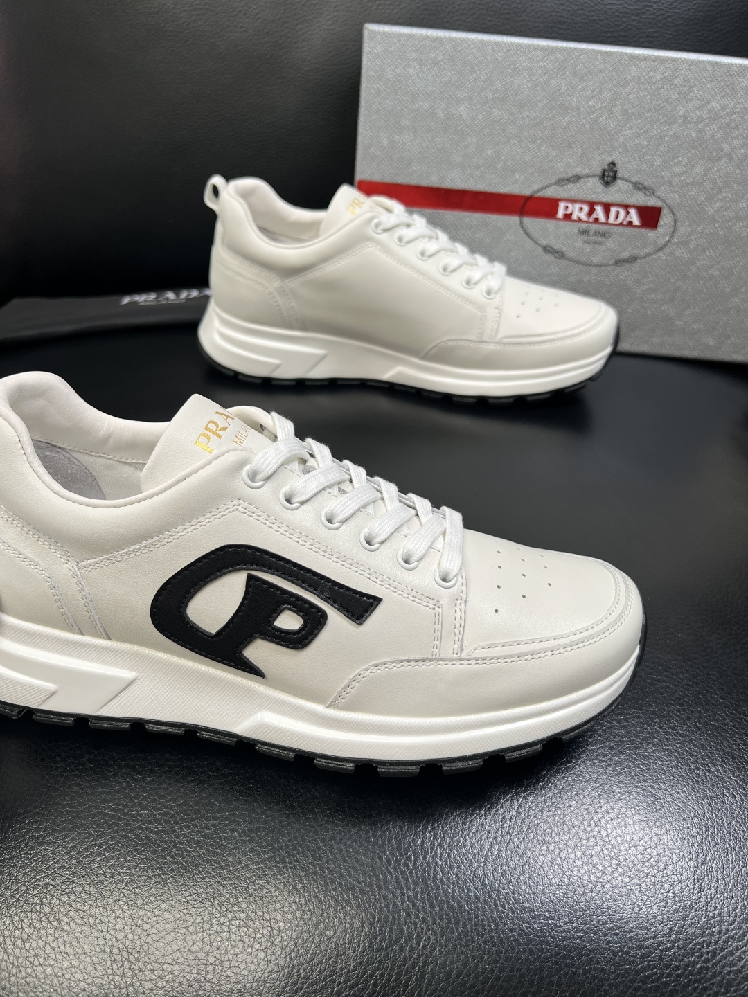 PRADA 高品质 顶级工艺品 普拉达 专柜同步 原厂配置，意大利进口原版牛皮面料，透气舒适进口水染牛里