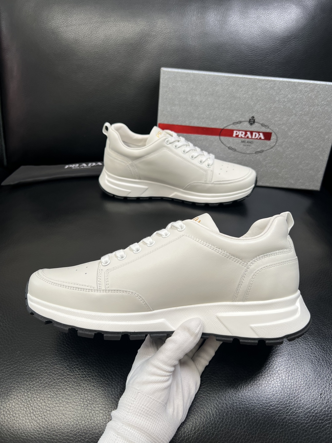 PRADA 高品质 顶级工艺品 普拉达 专柜同步 原厂配置，意大利进口原版牛皮面料，透气舒适进口水染牛里