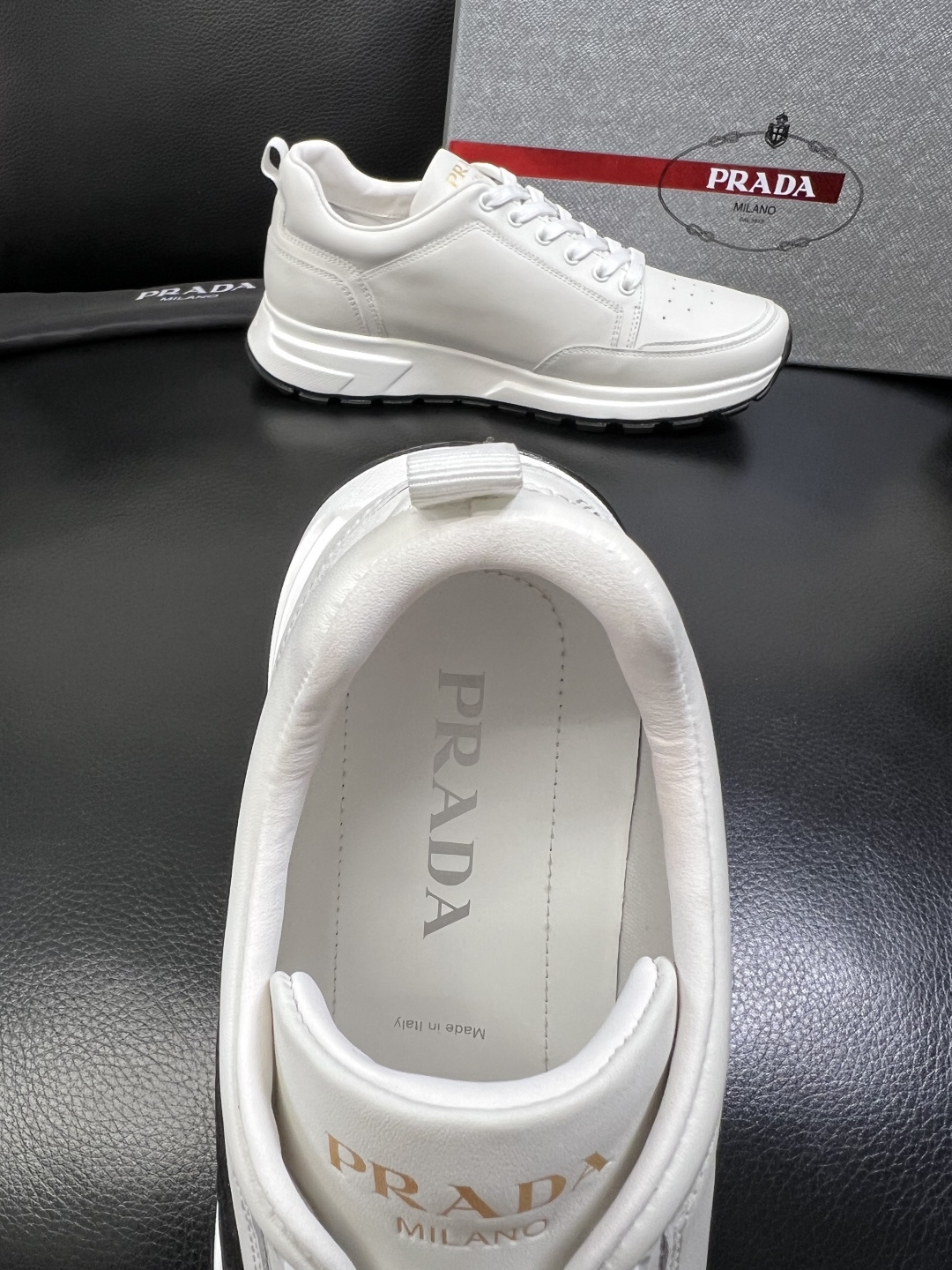 PRADA 高品质 顶级工艺品 普拉达 专柜同步 原厂配置，意大利进口原版牛皮面料，透气舒适进口水染牛里